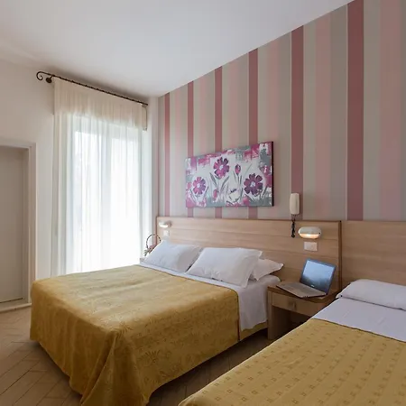 卡皮内拉酒店 3*